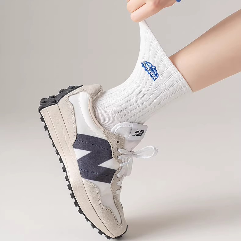 袜子春秋款中筒袜ins潮雪山中筒个性运动学院风网红男士长筒袜