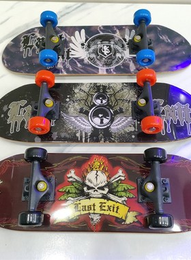 手掌滑板22X6.8厘米双翘背面印刷彩色正面贴黑色砂纸青少年学生