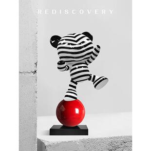 现代轻奢条纹熊卡通摆件杂技熊客厅样板房间电视柜橱窗创意装饰品