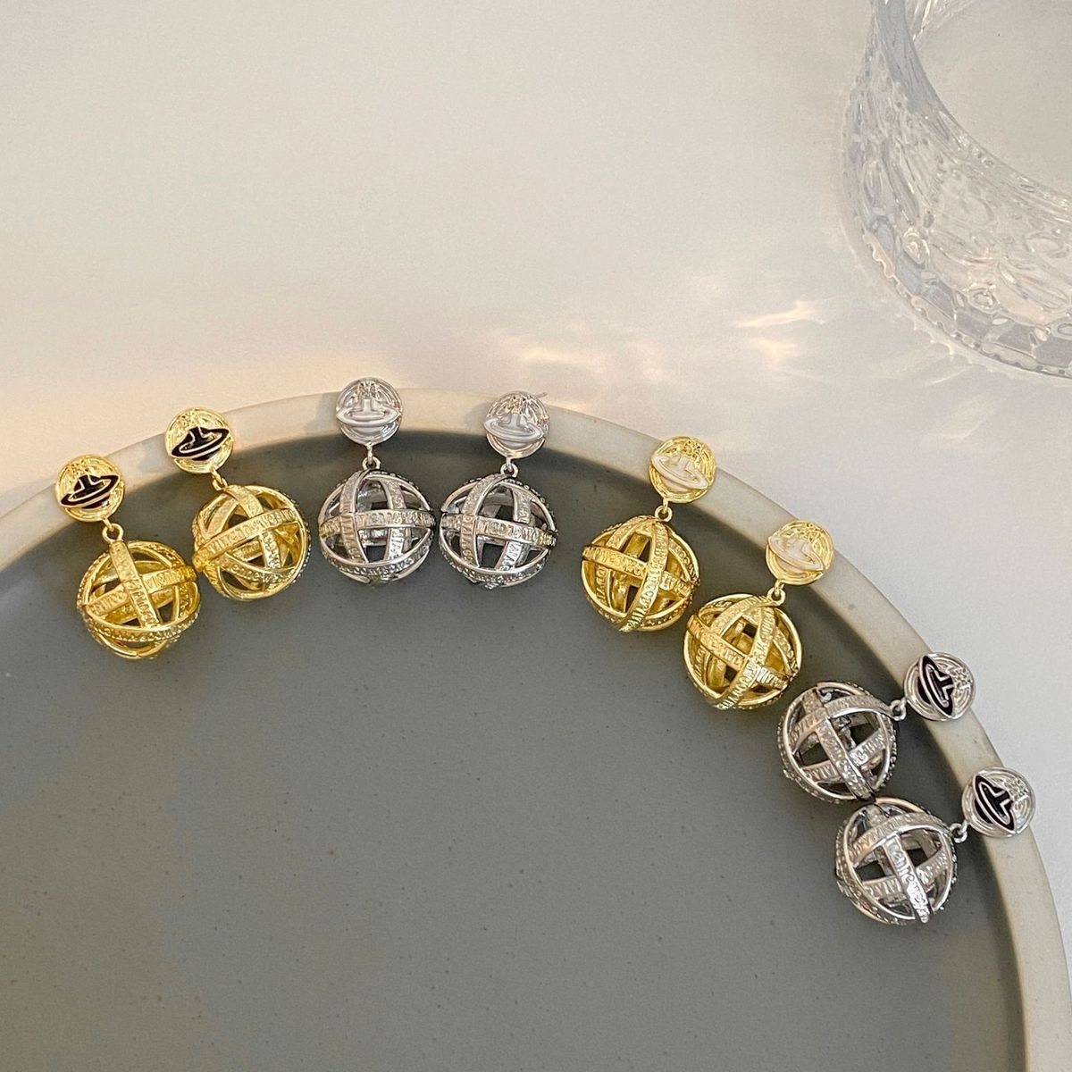 新款时尚高级设计个性甜酷小众画油土星球体镂空潮酷街拍字母夸张