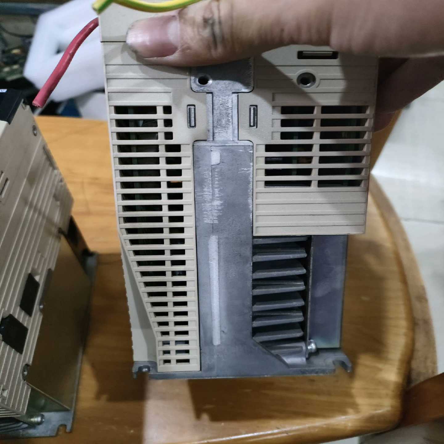 电容2200MFD400VDC，有4个，是单个价拍前询价