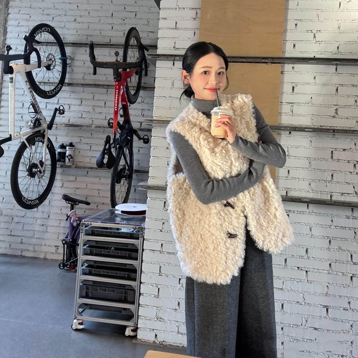 羊羔毛马甲女2025秋冬新款高级感皮毛一体皮草马夹背心毛毛绒外套