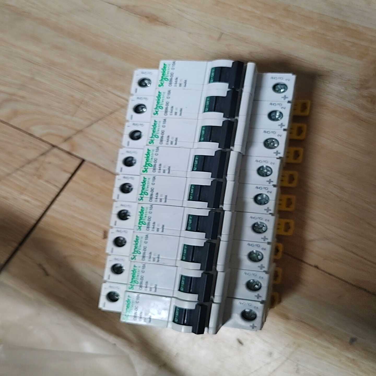 议价施耐德直流断路器C65N-DC，1P，C10A，有9个，库存