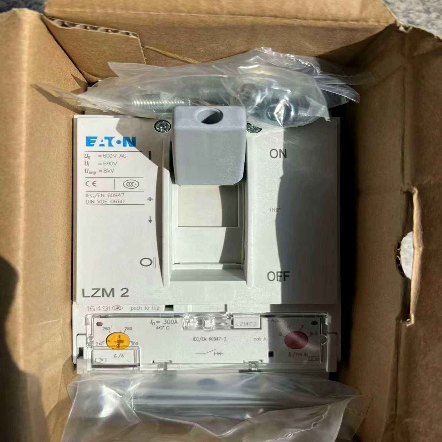 询价伊顿断路器LZM2,型号LZMC2-A300,额定电流300