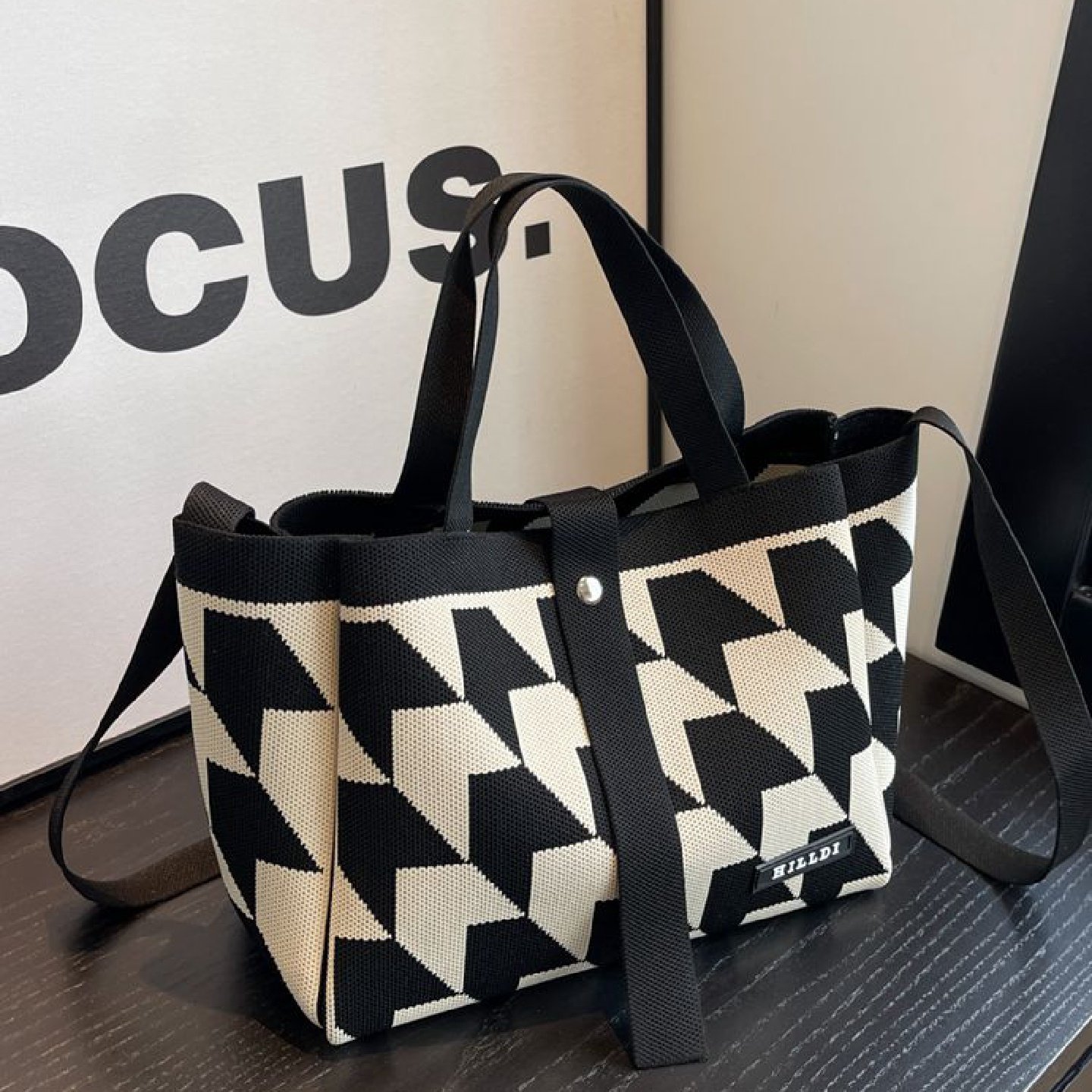 今年流行包包女士2025新款爆款格子斜挎包大容量帆布手提袋妈咪包