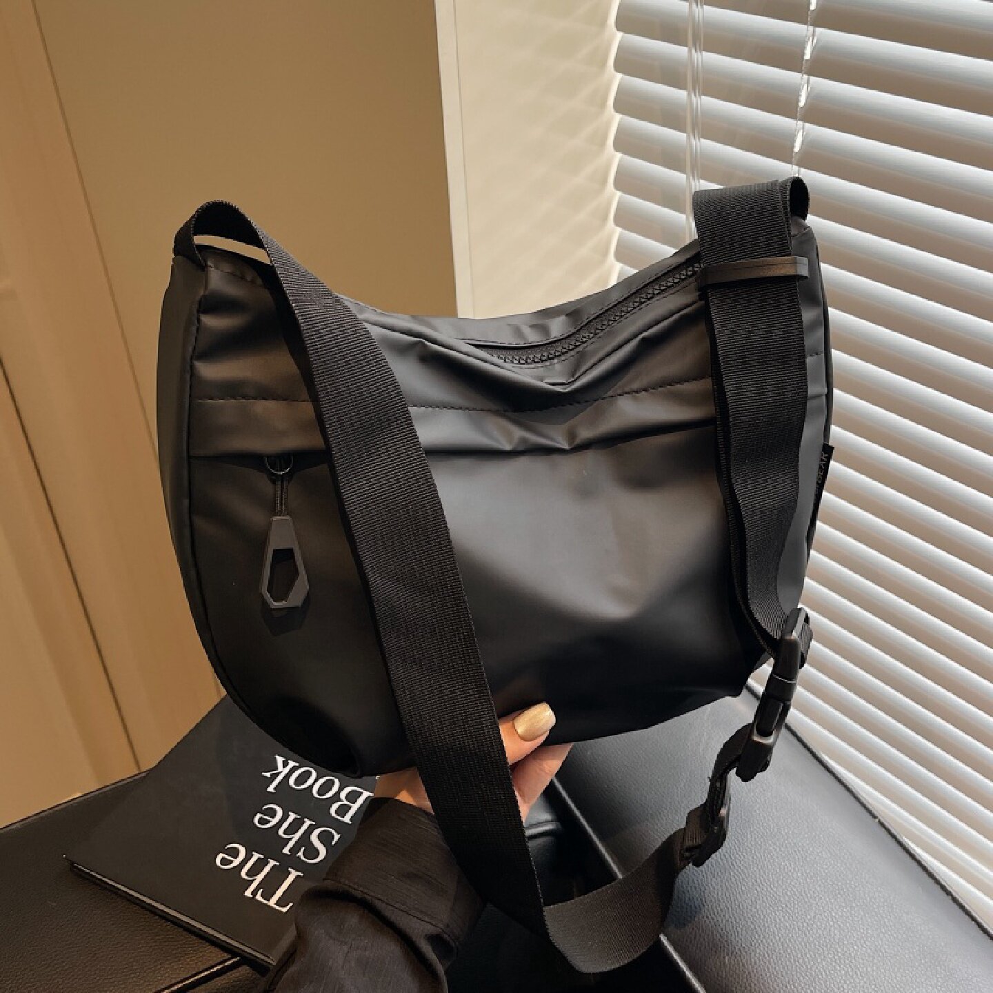 防水尼龙布斜挎包包女2025新款潮单肩饺子包百搭通勤大容量腋下包