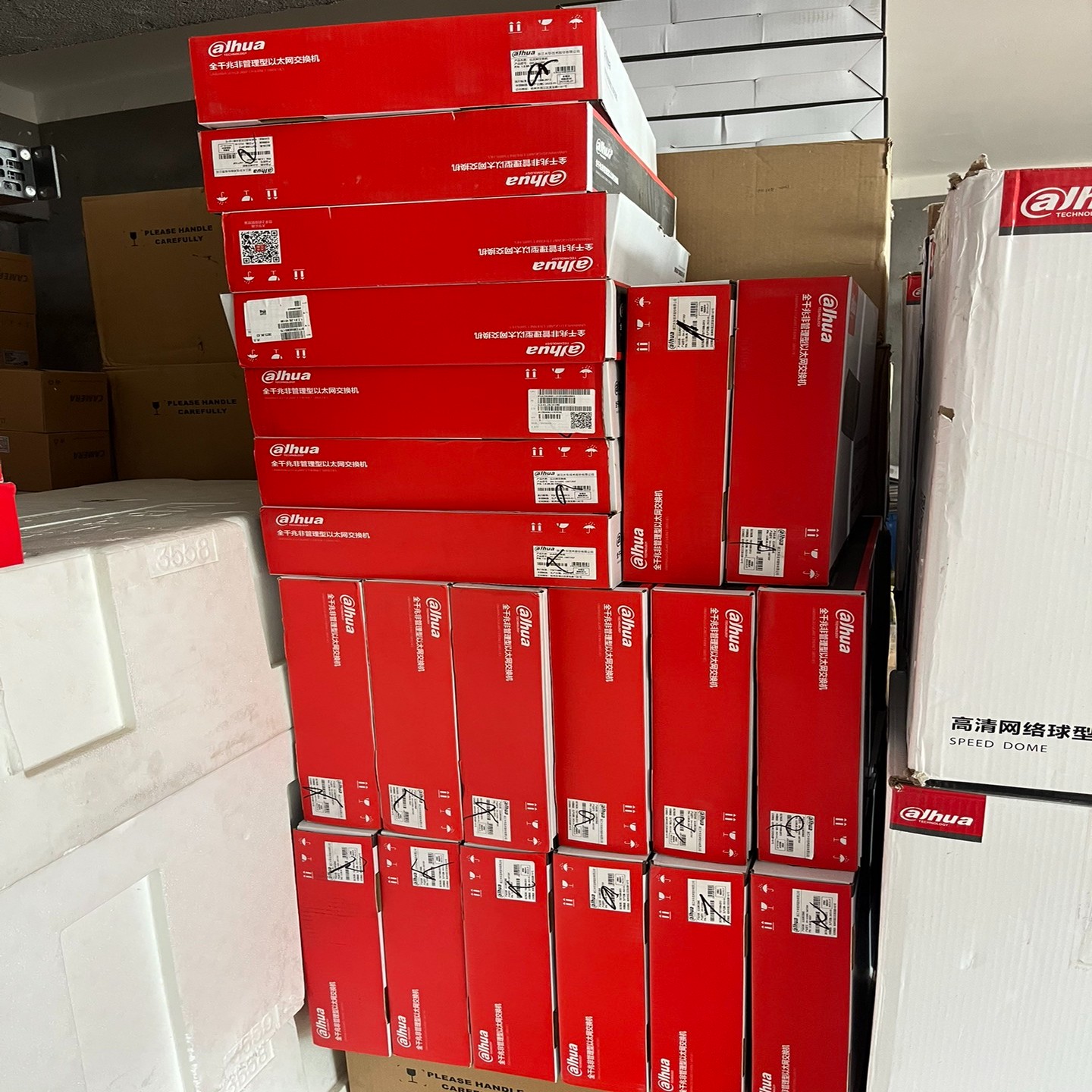 大华DH-S1500C-16ET2GF非POE交换机，全新大议价