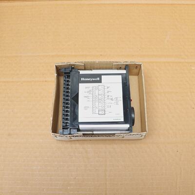 HONEYWELL R7420B1002 TEMPERATURE CONTROLLER