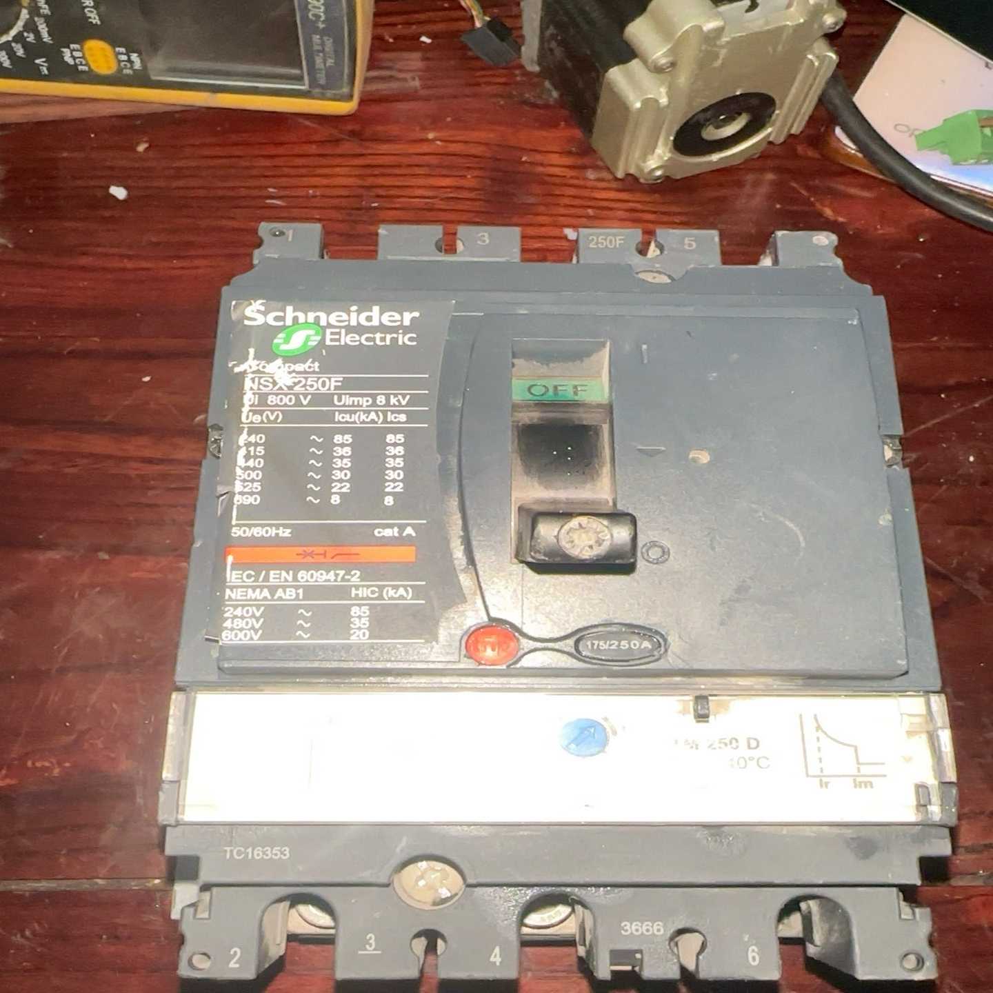 施耐德3P直流断路器NSX250F