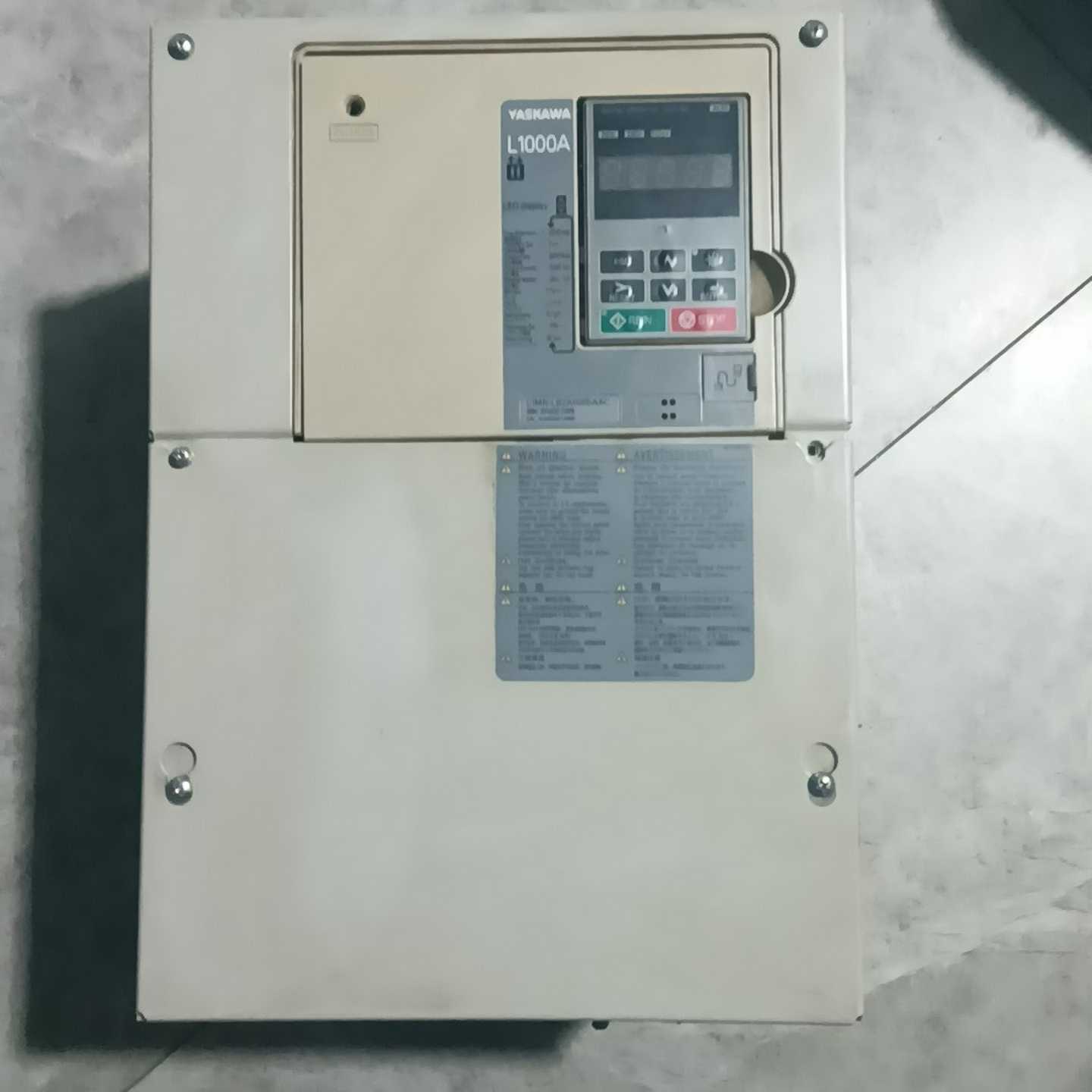 出安川E100系列变频器，白色外壳，数字显示屏，按键操作面板--议