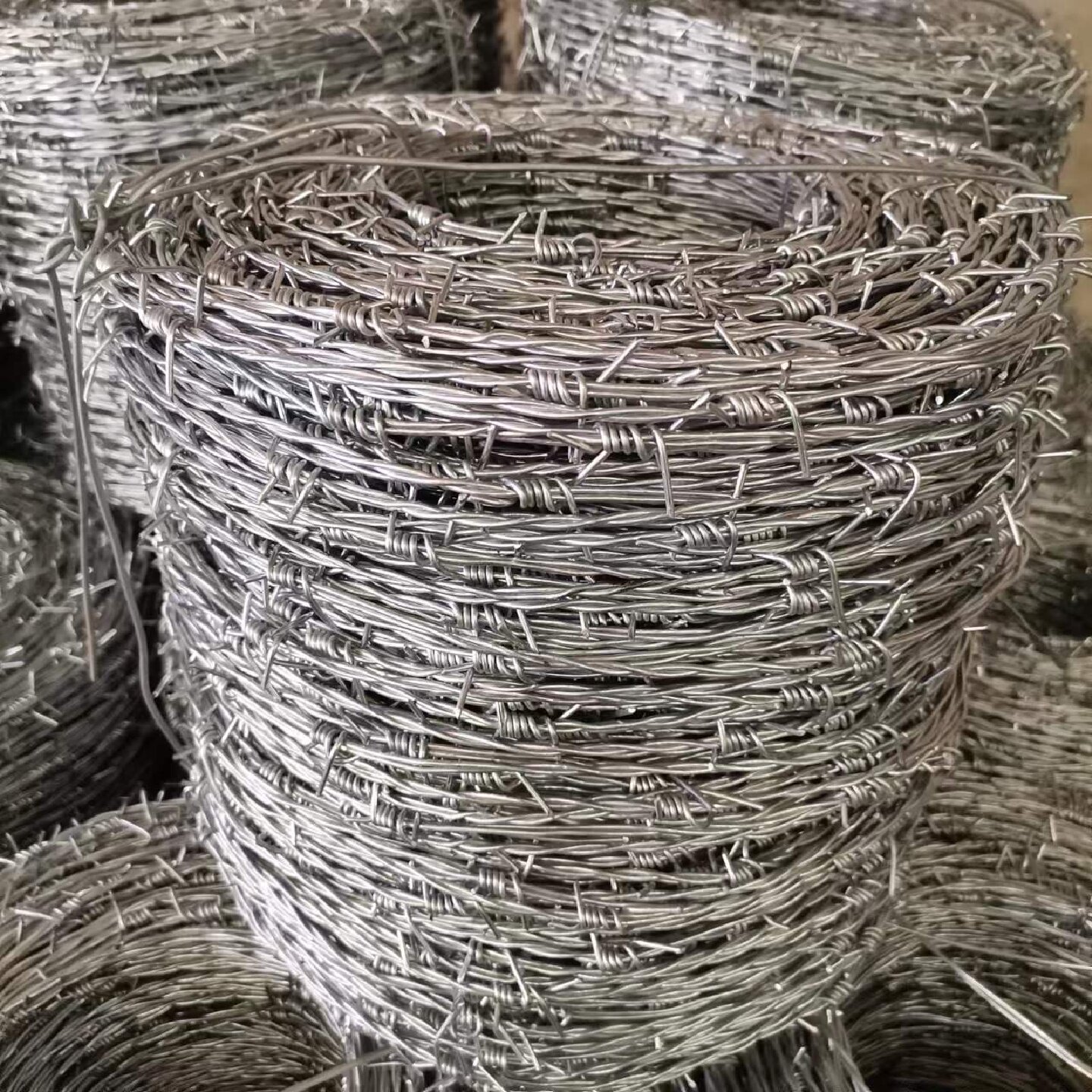 防锈刀片刺绳刺丝滚笼围墙防爬防盗刺网热镀锌铁蒺藜监狱防护网刺