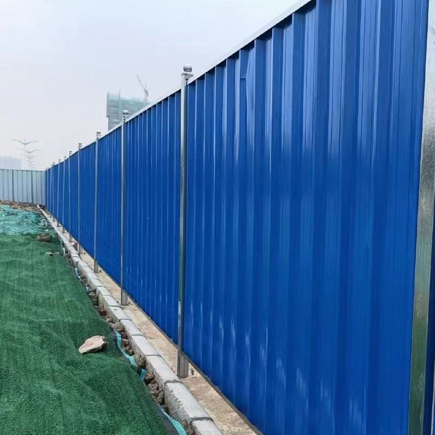 彩钢围挡夹芯板围挡临时移动小草围挡板镀锌铁皮市政道路施工围挡图片