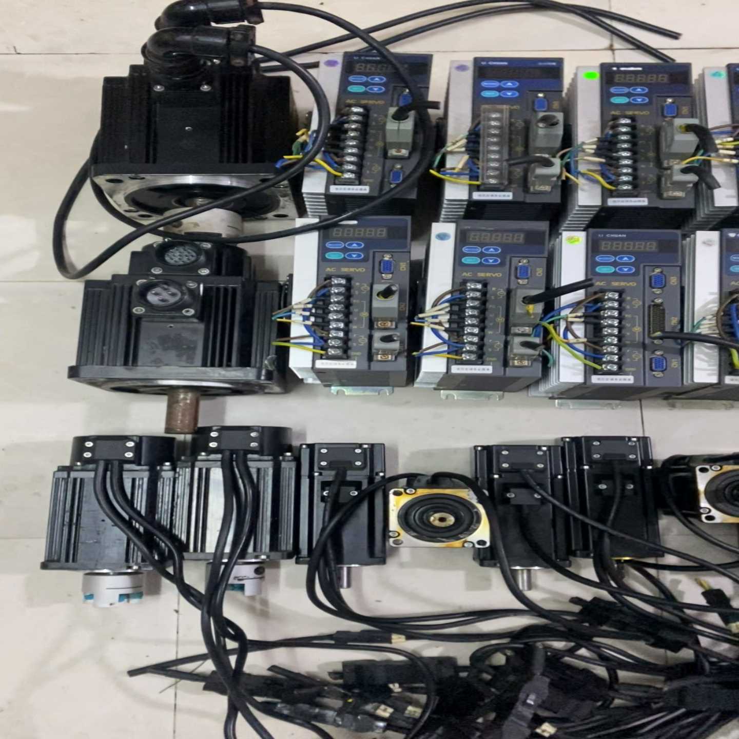 力川驱动器电机，只有一个有标签，电机型号是，LCMT-07--议价商