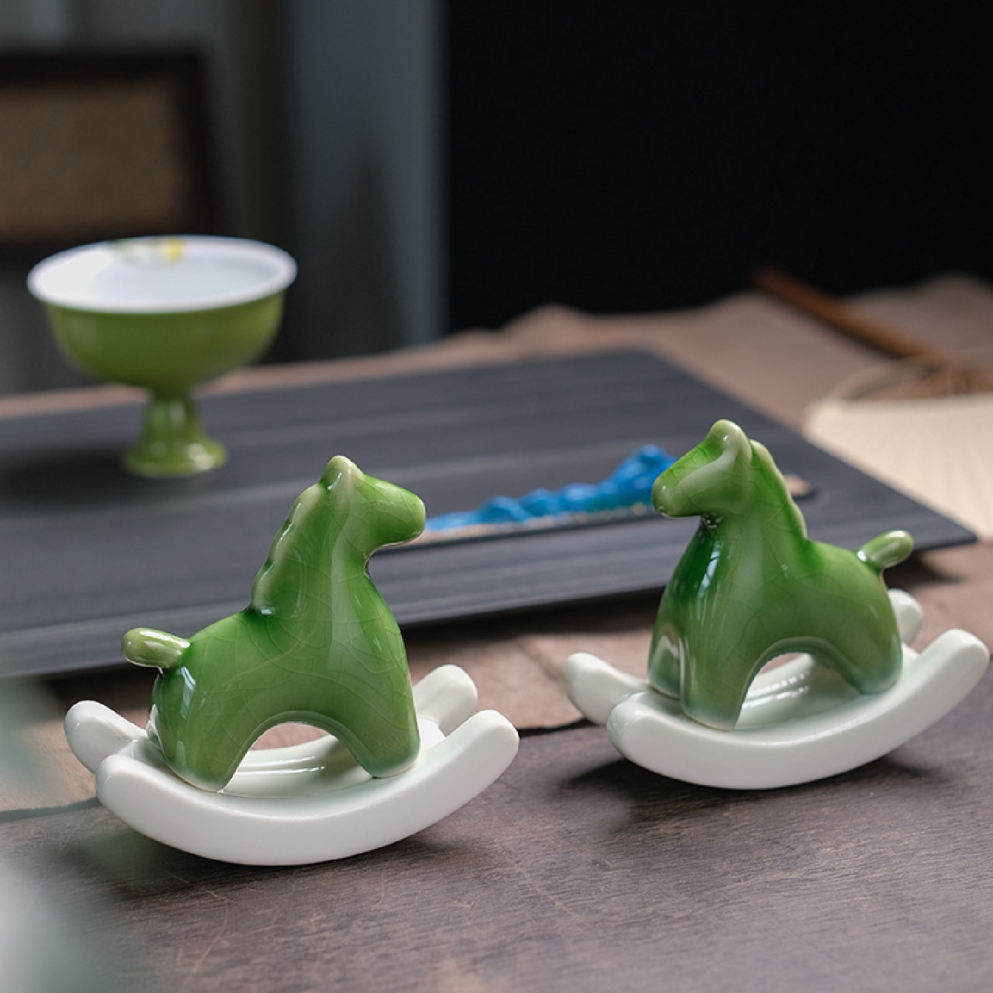 陶瓷绿马茶宠摆件精品创意摇摇小马家居摆件客厅书房家居装饰品