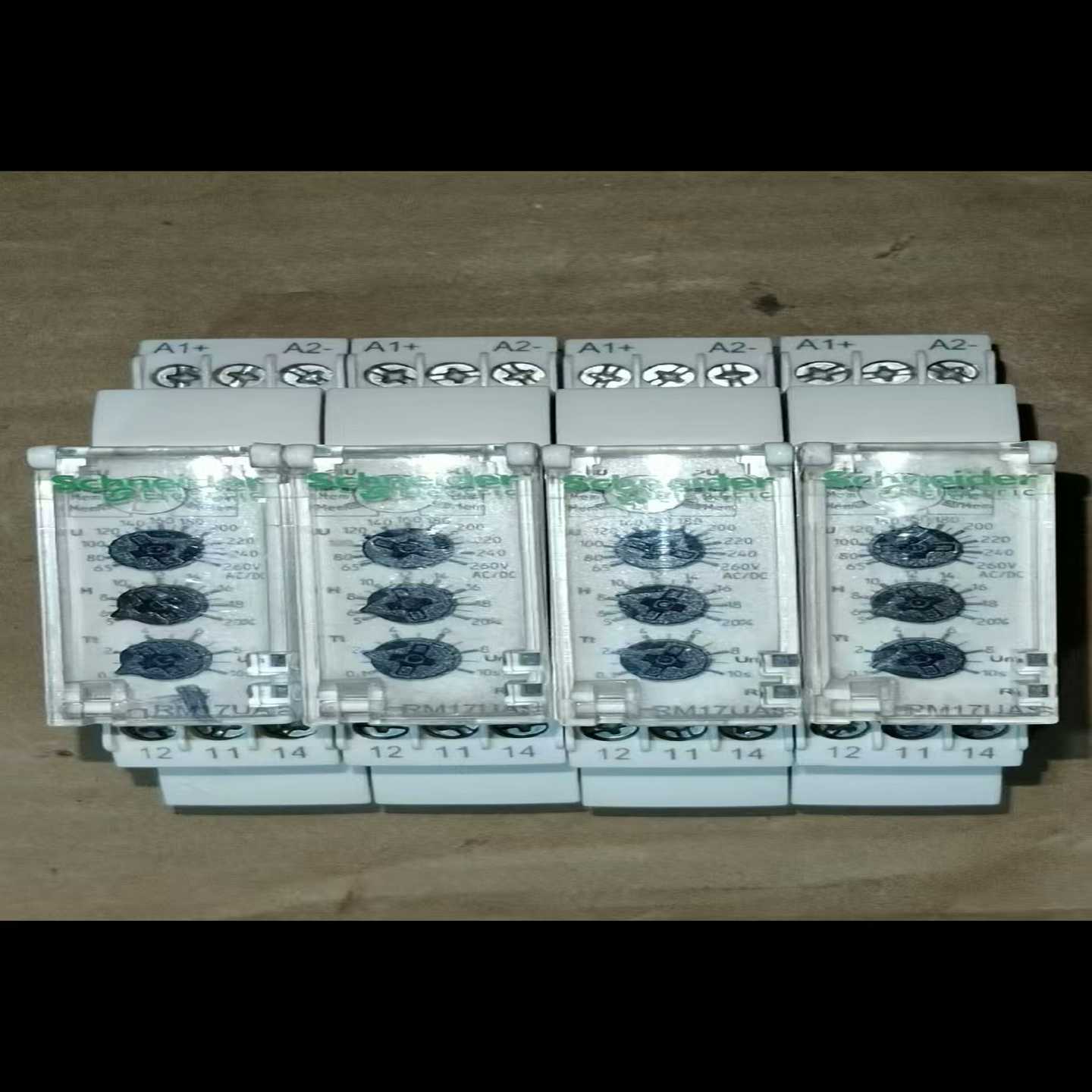 RM17UAS15，输入220V，施耐德监控继电器，有4个，--议价商品