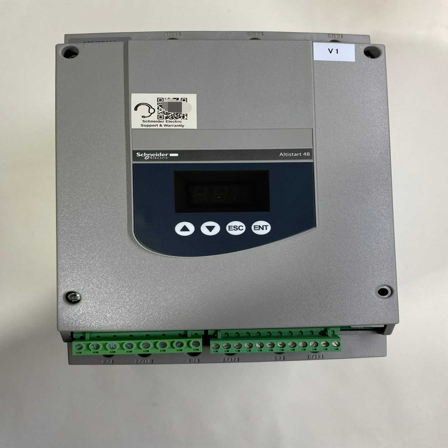 施耐德软起动器，型号ATS48D22Q，功能包好，实物图拍摄--议价商