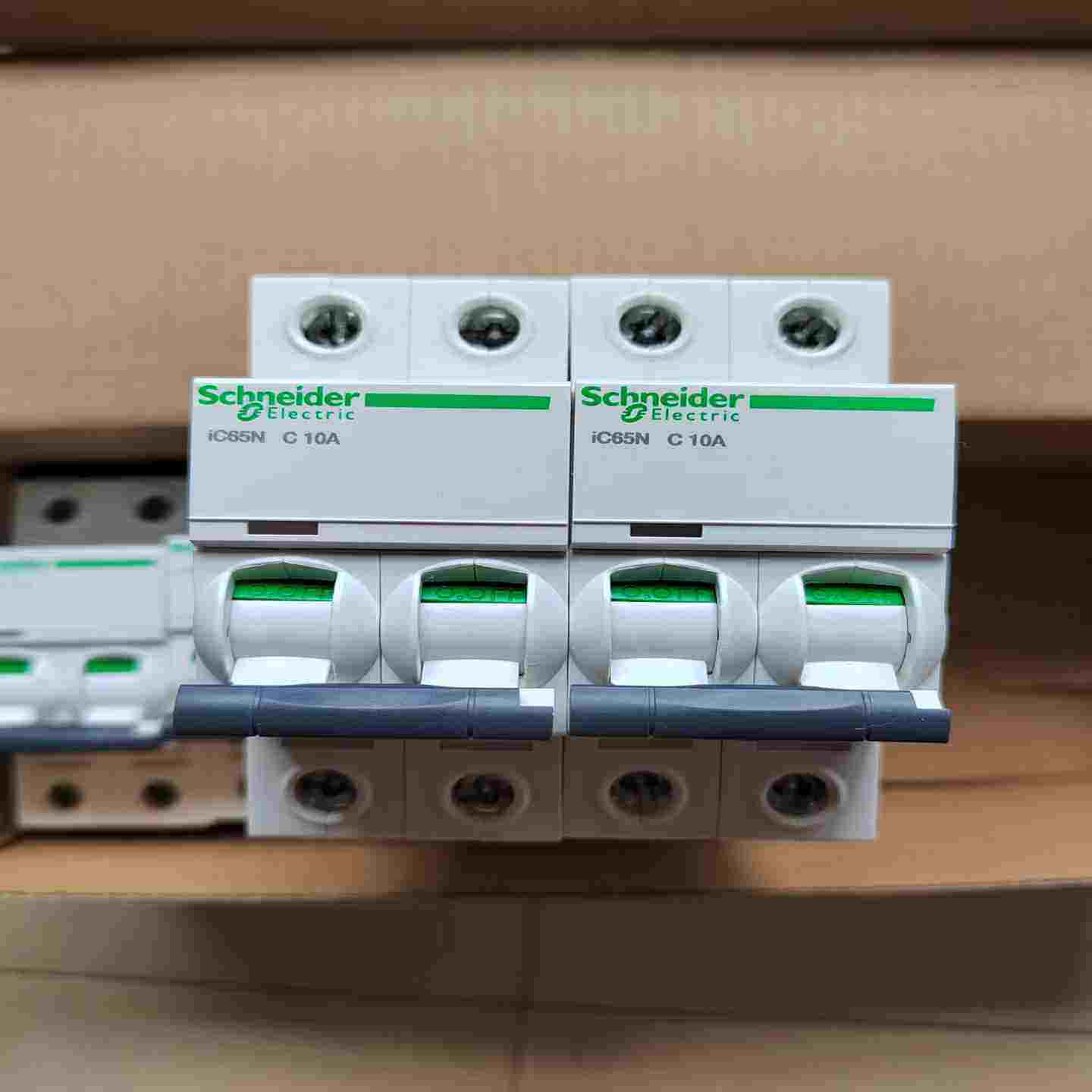 EA9施耐德4P漏电保护器断路器4P漏电空开断路器~议价