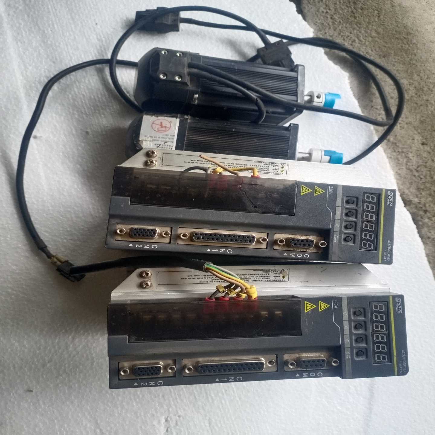 拆下来2套F一H04AT2艾威图伺服电机加驱动器,成色如图漂询价