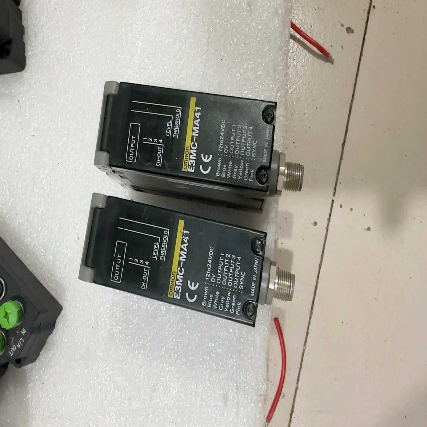欧姆龙光电传感器E3MC-MA41，实物图片，数量2台，单