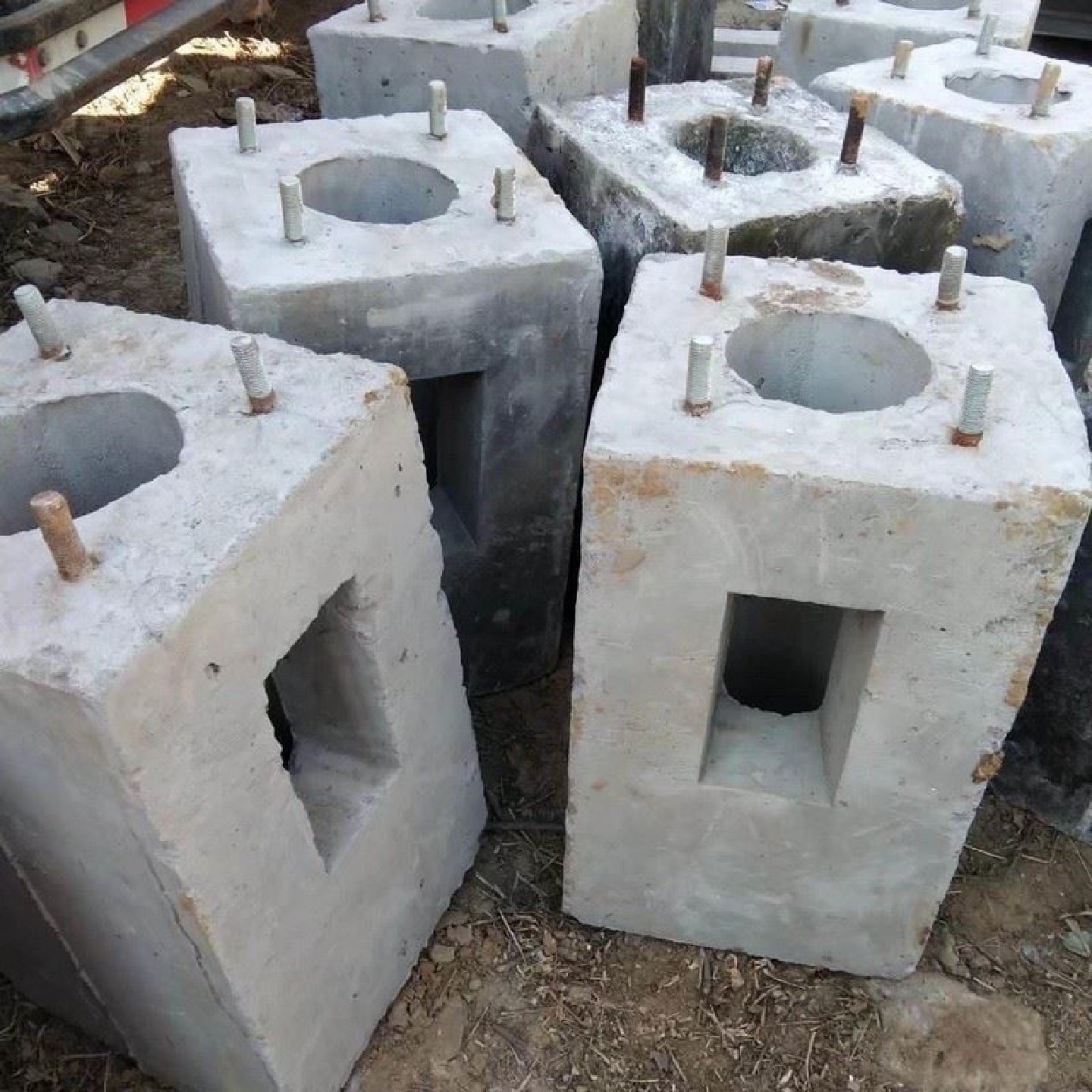 水泥基础底座立杆预埋件定制监控立杆水泥墩充电桩混凝土路灯