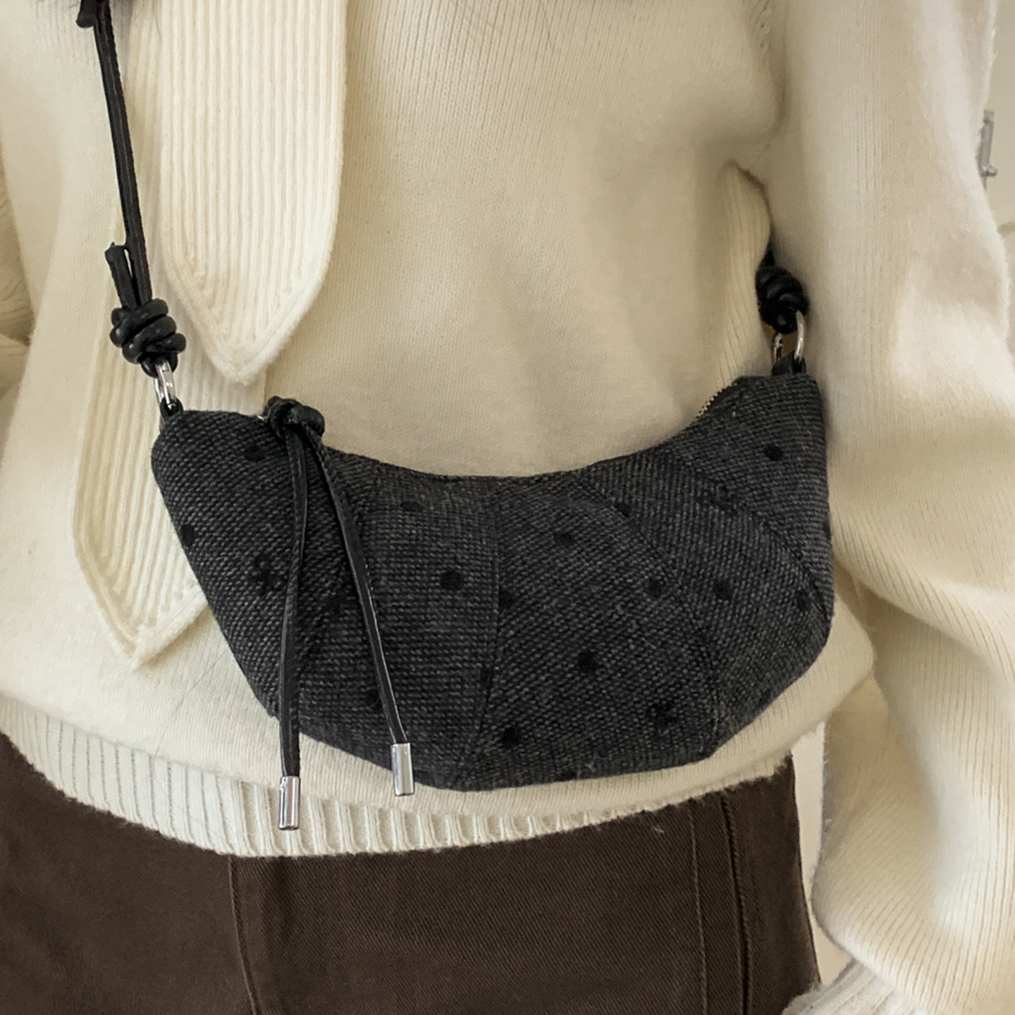 小众设计波点牛角包女2025新款冬季复古韩系百搭甜美风单肩斜挎包