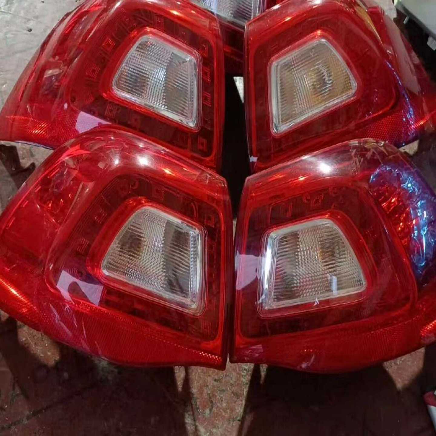 新宝来后尾灯09款新宝来后尾灯，原车拆车件！成色不错！外车1--