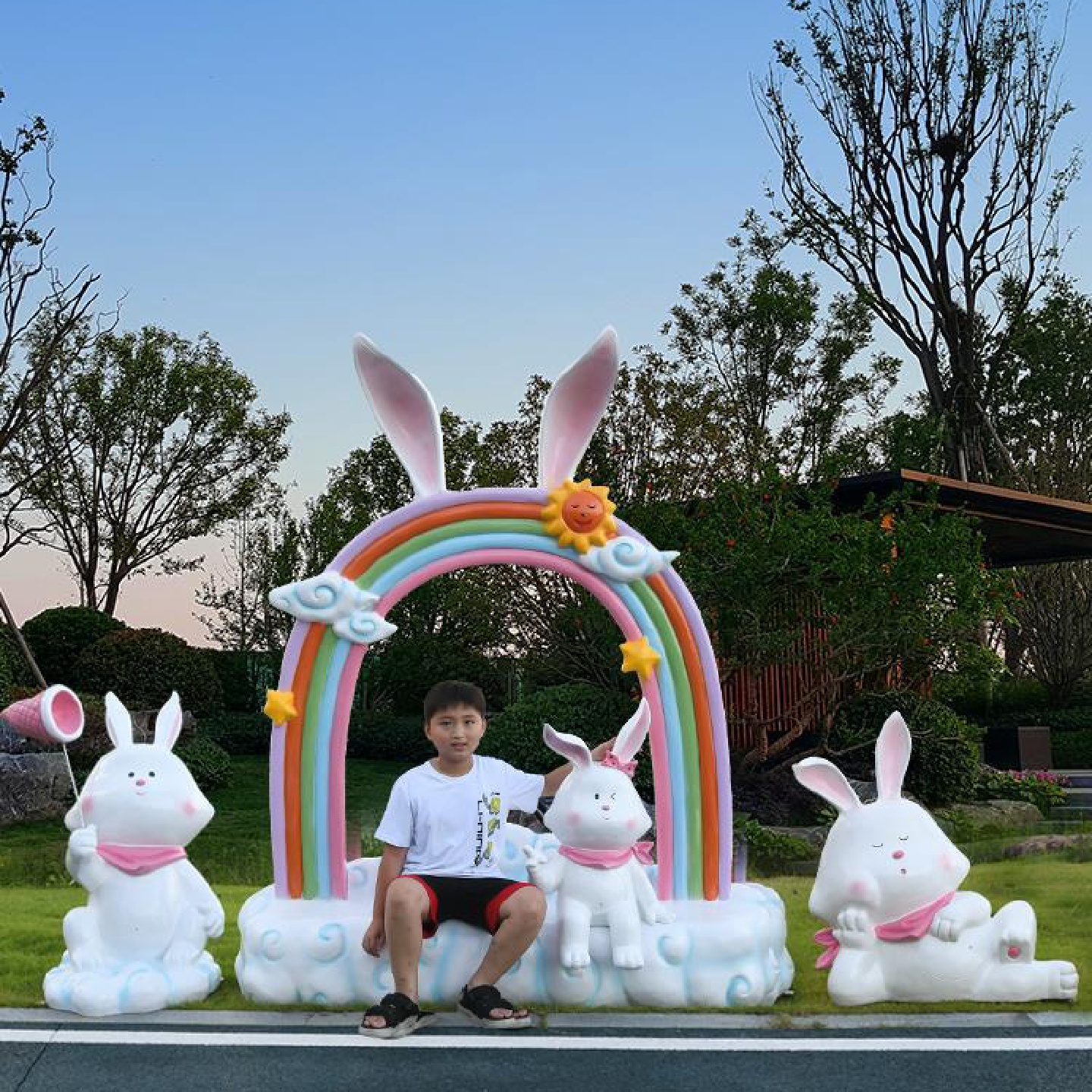 彩虹座椅玻璃钢兔子摆件商场步行街网红打卡拍照景区幼儿园凳装饰