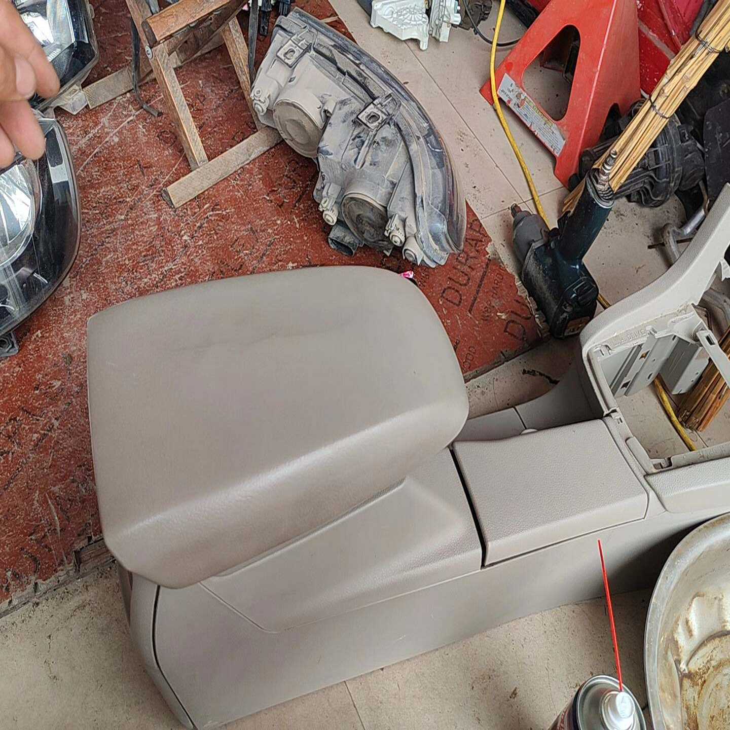 经典福克斯扶手箱米色，深灰色，老款新款都有。全套出风管，低配