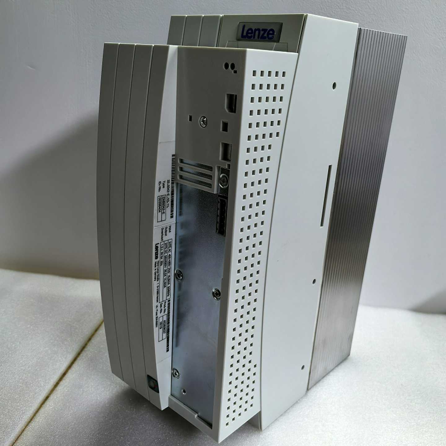 优惠供应Lenze伦茨电源模块 EMB9341-E 质保一年实物拍摄咨询