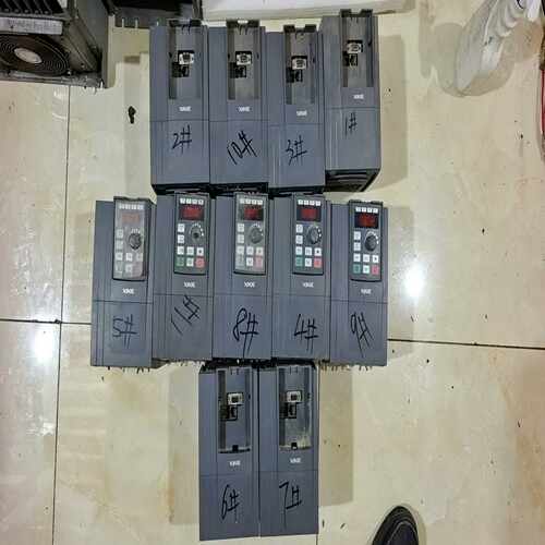 变频器VB5N.0.75kw成色如图功能完好，有几台卡扣