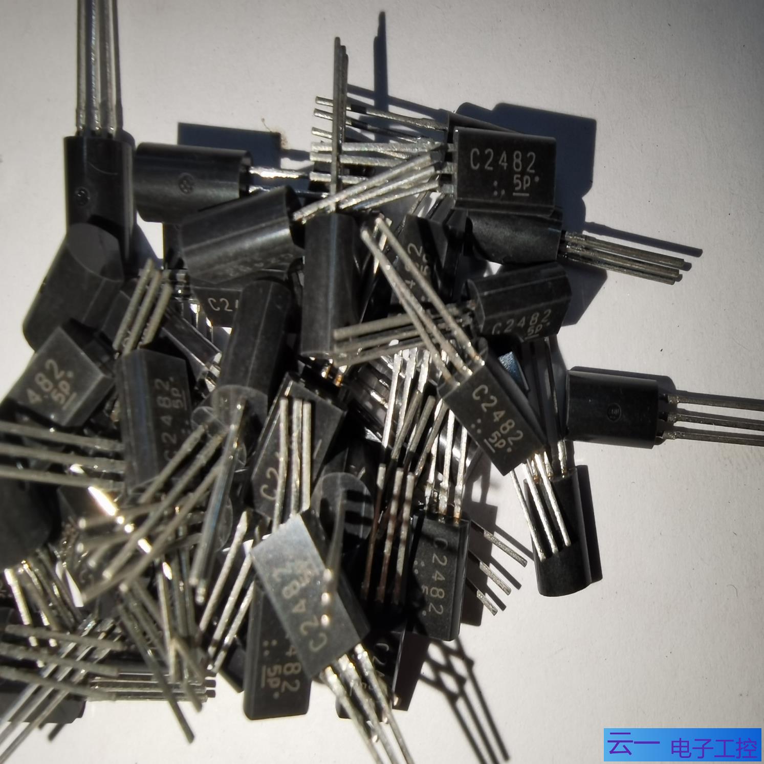 C2482三极管库存余料成色如图铜脚数量177；议价