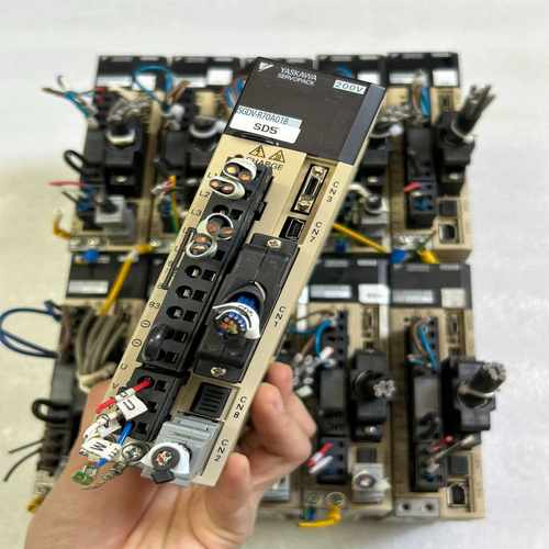 安川驱动器SGDV-R70A01B，正常，成色如图，询价