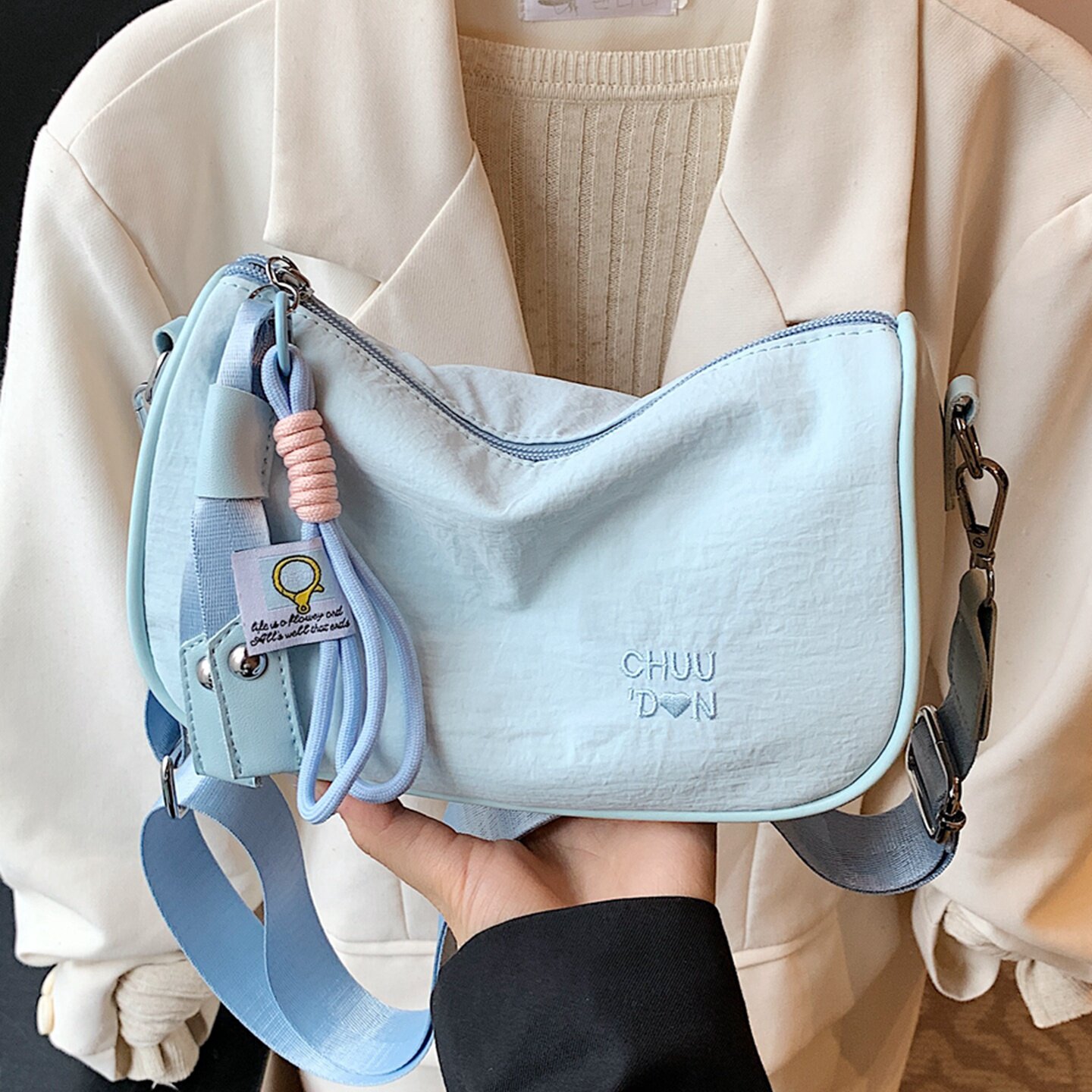秋冬轻便尼龙布小包包女2025新款简约通勤单肩包宽肩带斜挎枕头包
