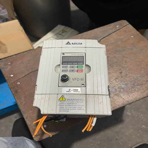 台达变频器VFD022M43B/2.2KW/380V成色如图(通通配件）