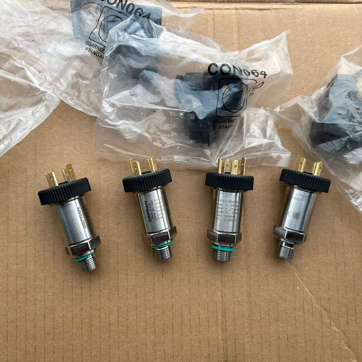 询价杰弗伦压力传感器250一台的带插头有2台，KS-E-E-