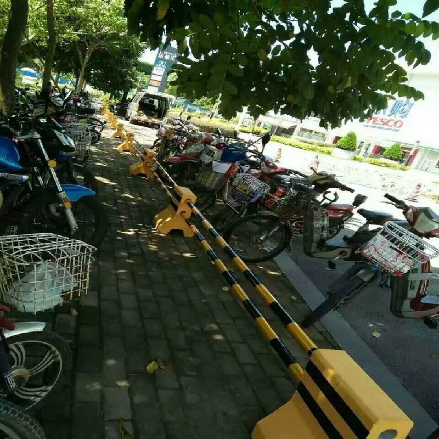 水泥墩子连接杆镀锌钢管黑色油漆黄色反光膜铁艺安全护栏厂家直销