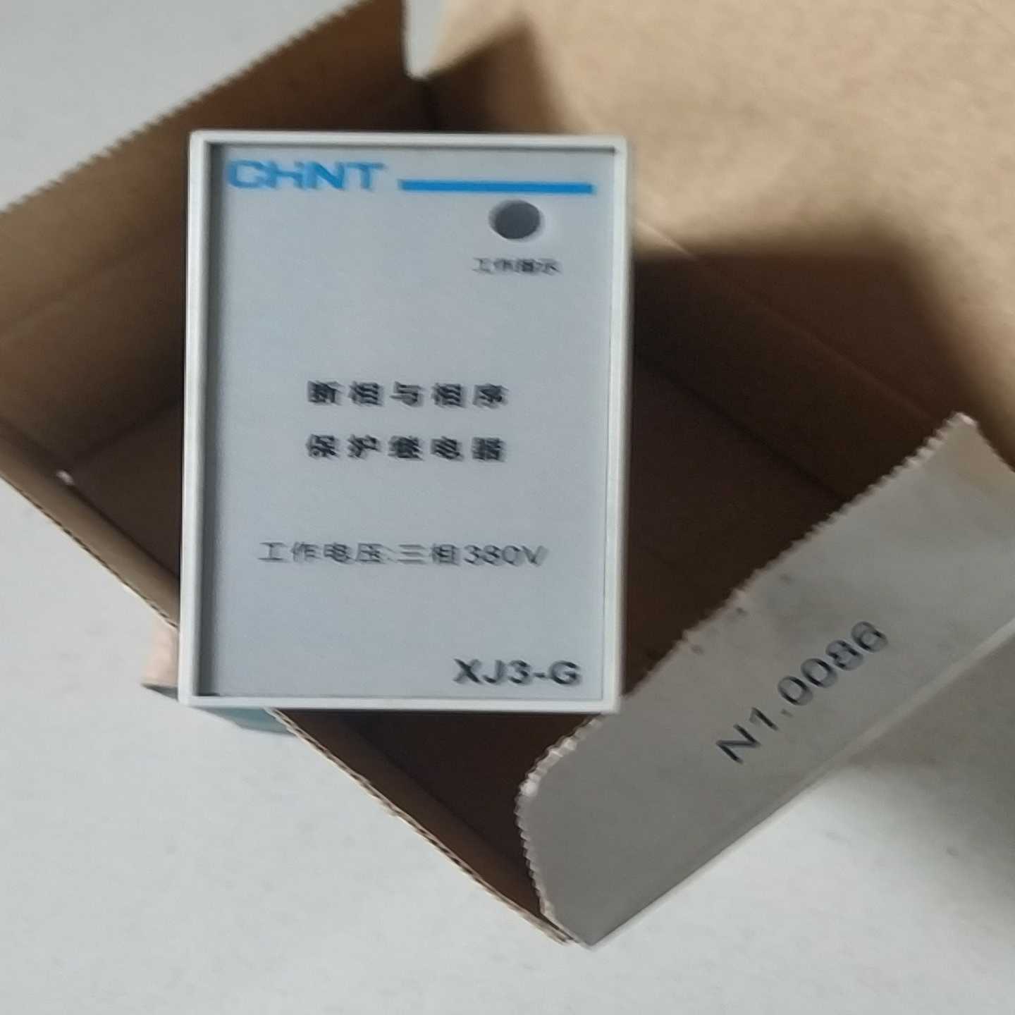 相序继电器一个，没有底座。存放不当有些许痕迹。询价