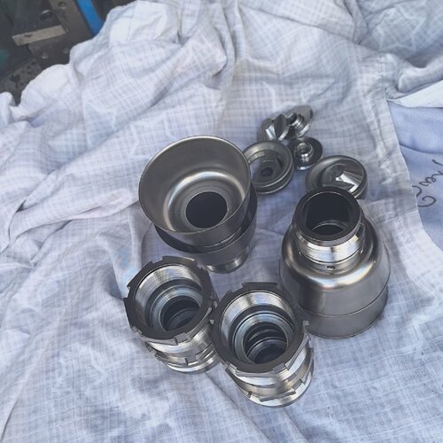 询-固瑞克C68C55压盘泵胶泵打胶机泵体4个九成新整机质