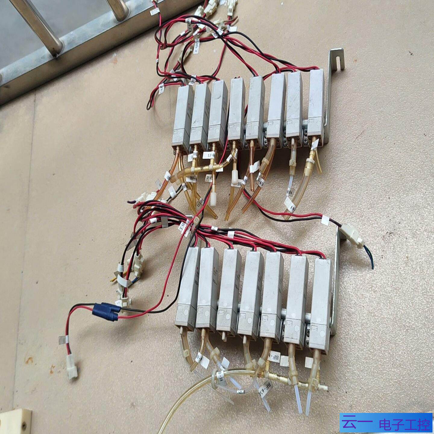 SMC电磁阀15枚混合其中LVM10R1-5A-1十二枚；议价