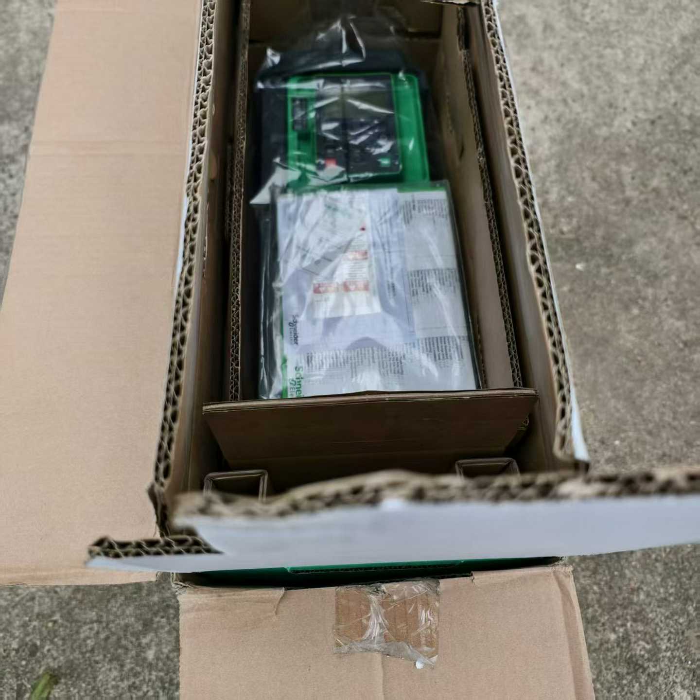 施耐德变频器 ATV930D11N4，原装包装 ，功能完好。一议价商品