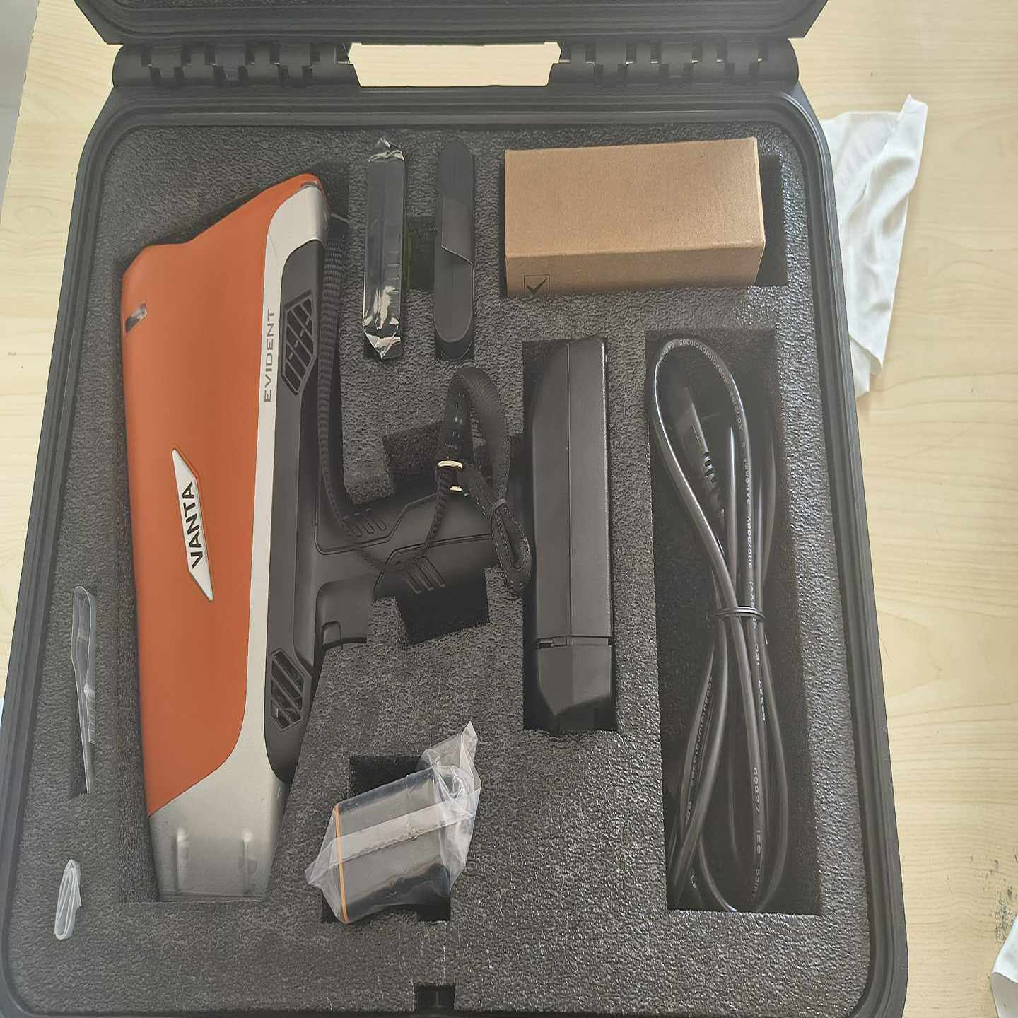 全新美国奥林巴斯VANTA手持光谱仪，橙黑配色，支持合金、贵--议