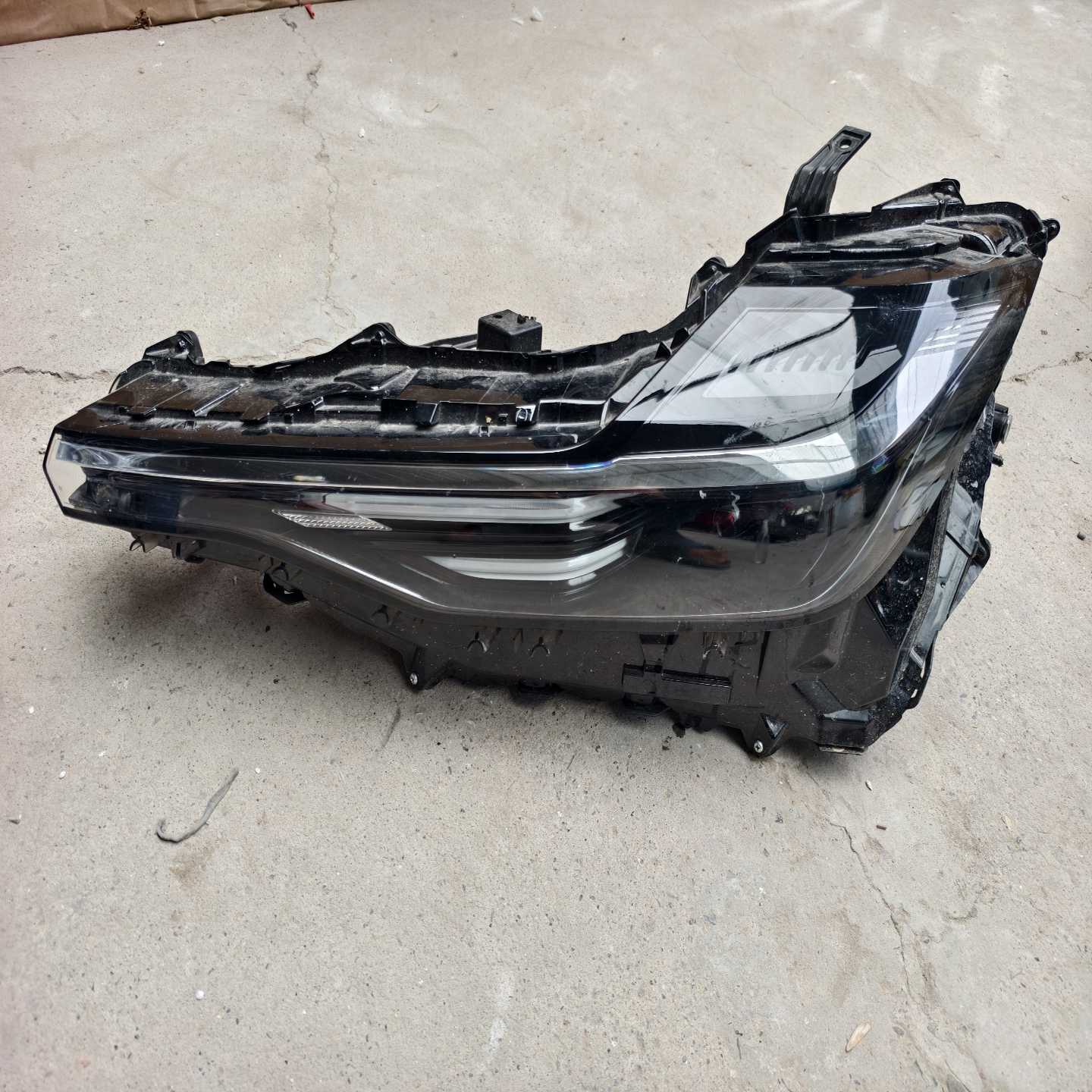 23-24款丰田bz3大灯，原厂拆车件左右都有--议价商品