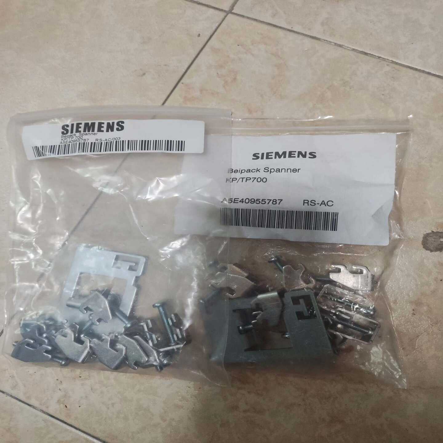 出全新西门子固定卡扣，型号A5E40955842，适用于KP