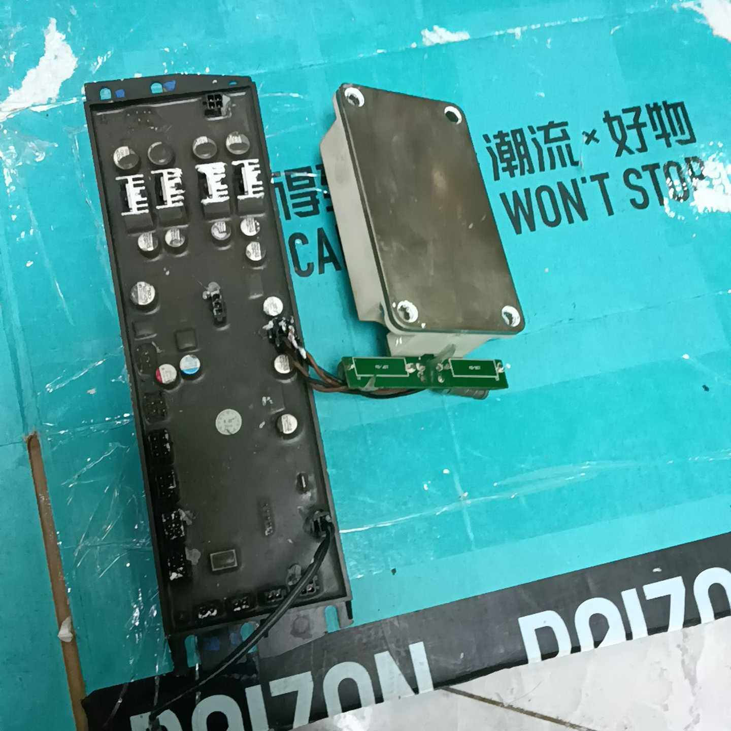 出施耐德品牌的ATV71HD37N4Z型号配件，黑色外壳，简--议价商品