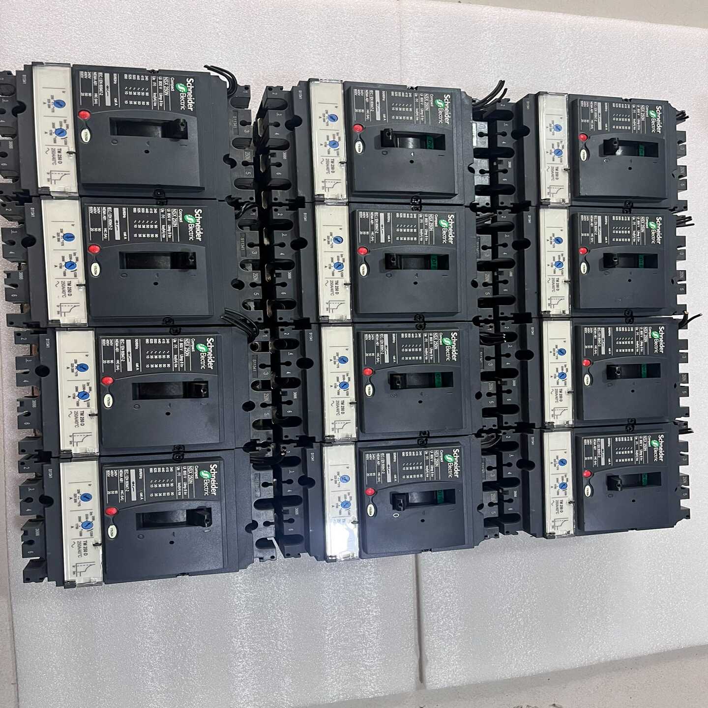 施耐德NSX250N塑壳断路器，3P250A，实物图片，成色--议价商品