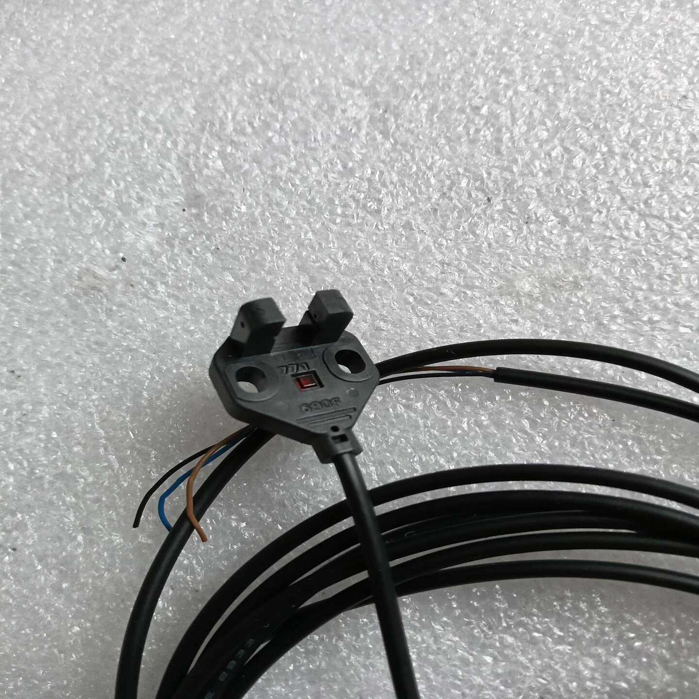 询价全新欧姆龙传感器EE-SX771，型号1-418-404-1