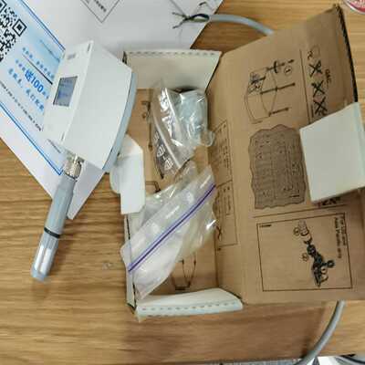 室内温湿度传感器QFA3171D带显示。包装盒泛黄，如询价