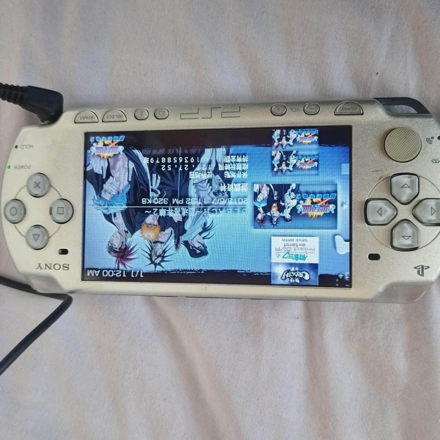 索尼PSP机银色带原装充电器屏幕显示正常屏内有斑议价