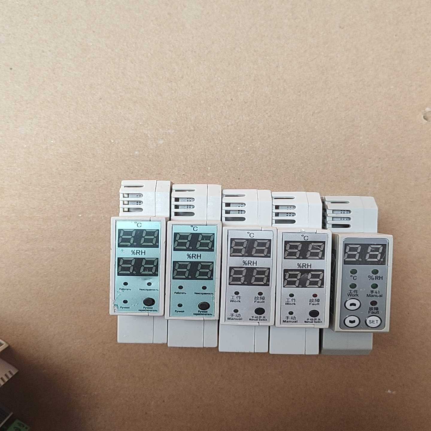 DWS-11DX-2W温度控制器，成色有明显使用痕迹。功能