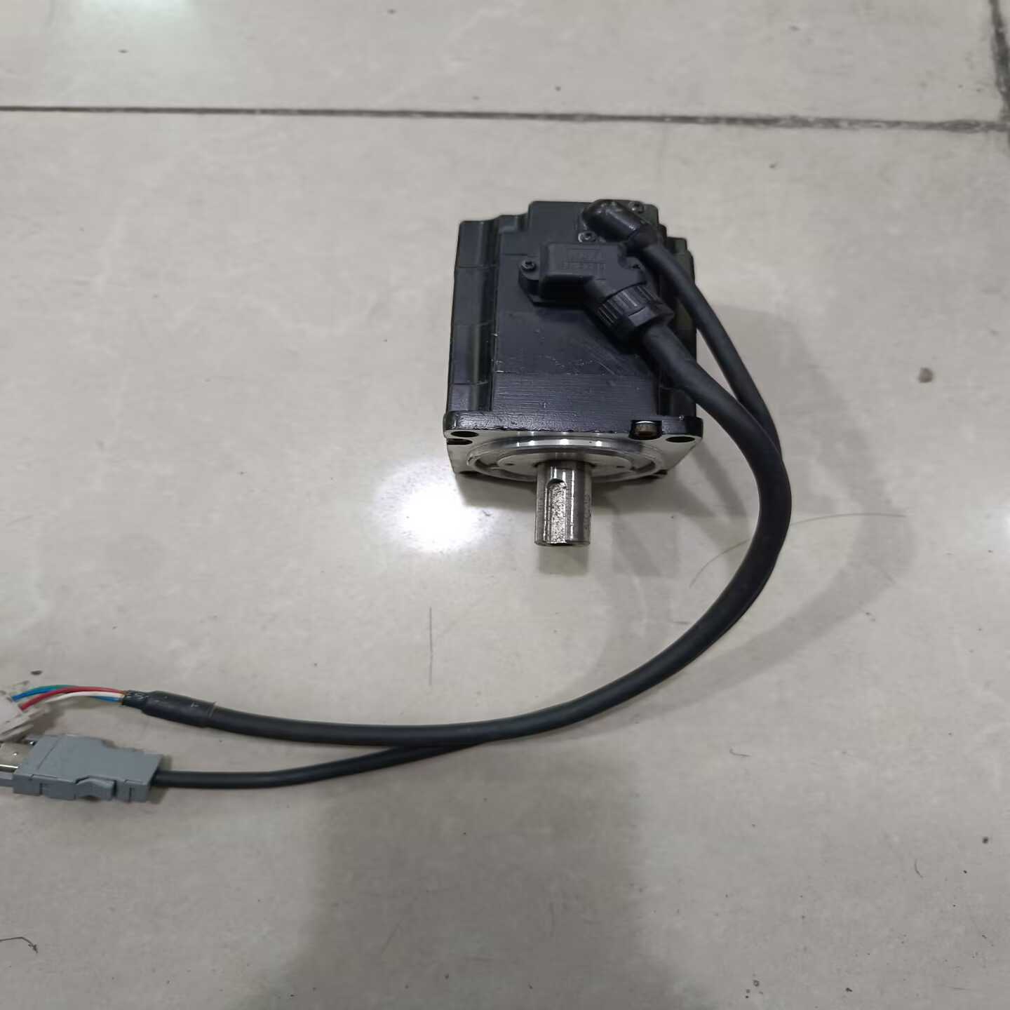 SGM7J-02AFC6S，安川电机7代200W，功能正常询价